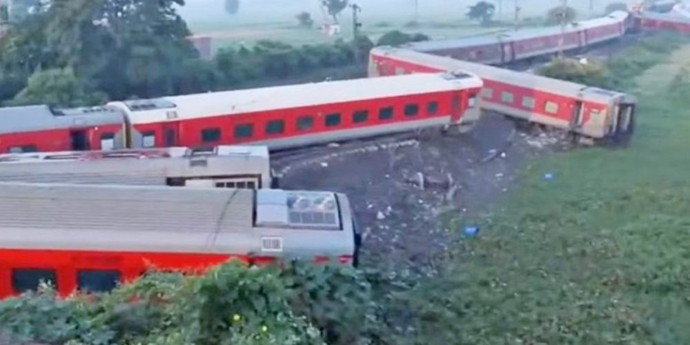 6 dead 100 injured in train accident