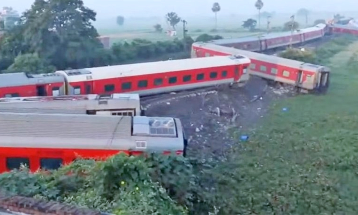 6 dead 100 injured in train accident