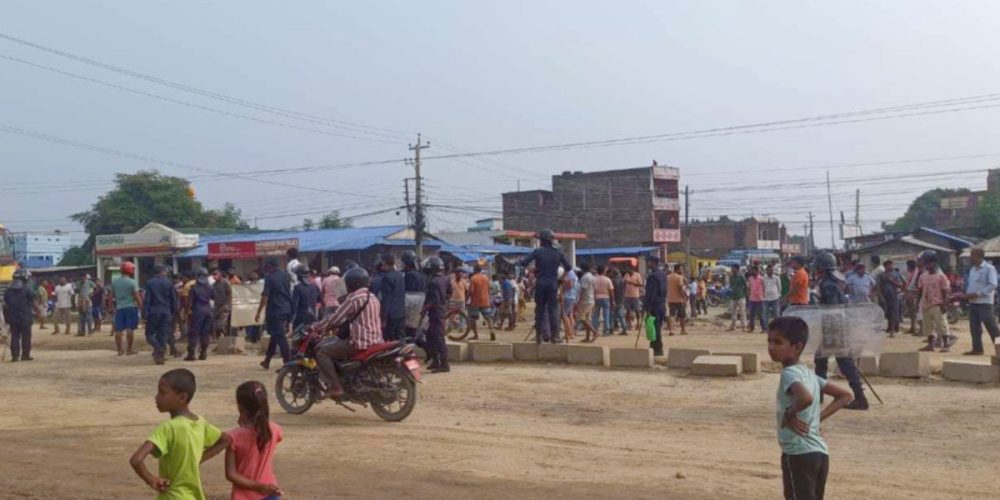 Stone pelting at Mirchaiya on revenue investigation team