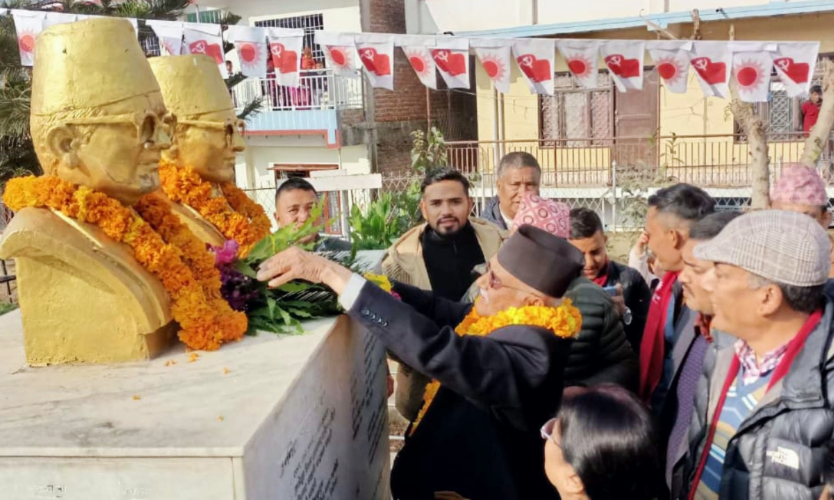 UML President Oli laying wreath on Madan Ashrit's salik