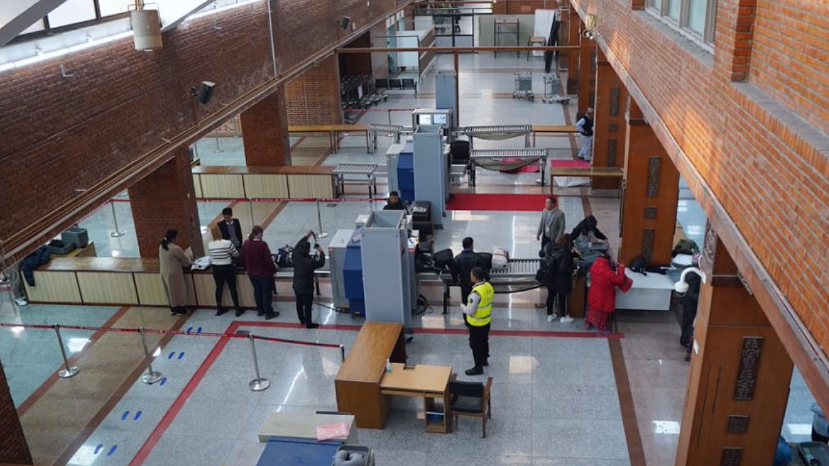 Suspicious at the airport when the immigration officer tried to check him the police thrashed him