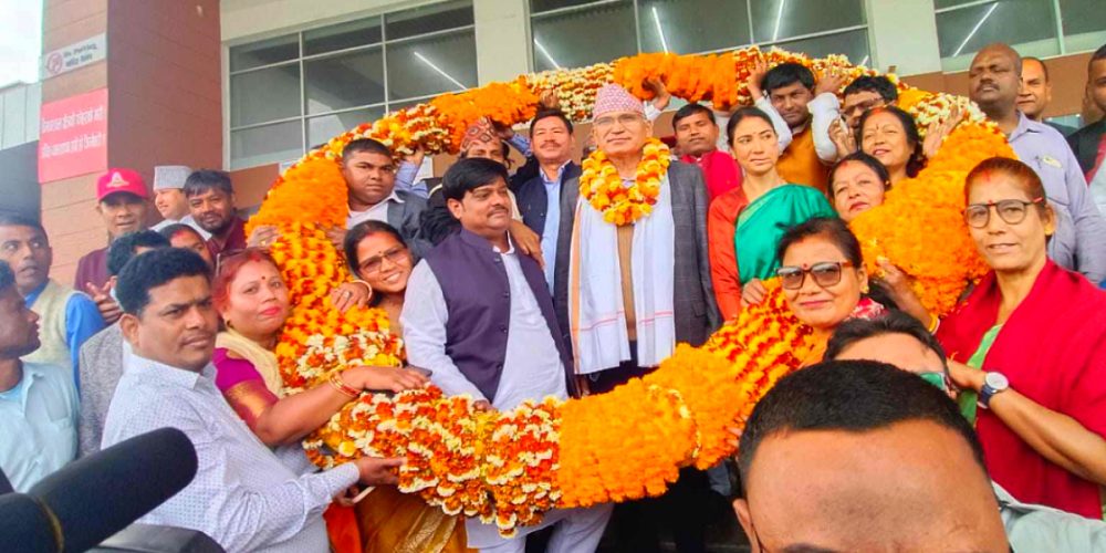 UML vice president Bishnu Paudel was welcomed with 200 kg garlands