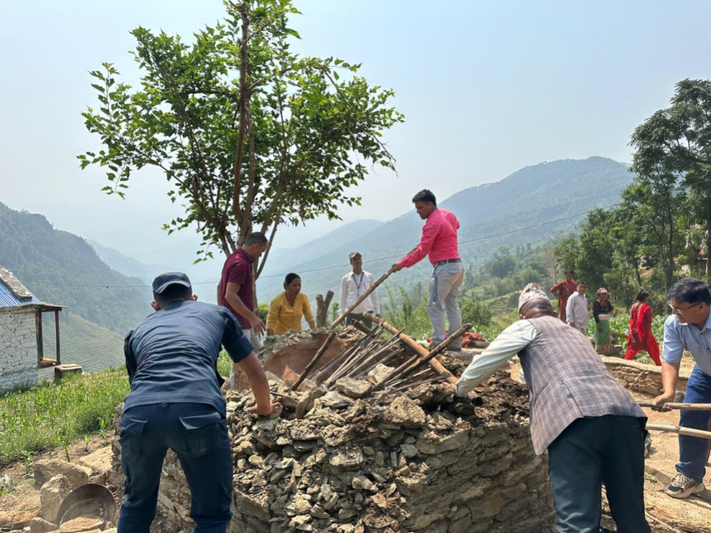 किशोरी बलात्कृत भएको छाउगोठ भत्काउँदै जनप्रतिनिधि र प्रहरी । तस्बिर सौजन्य : अम्बिका चलाउने