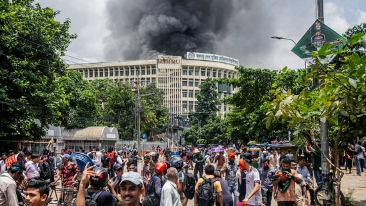 Protesters entered the Prime Minister's residence in Bangladesh